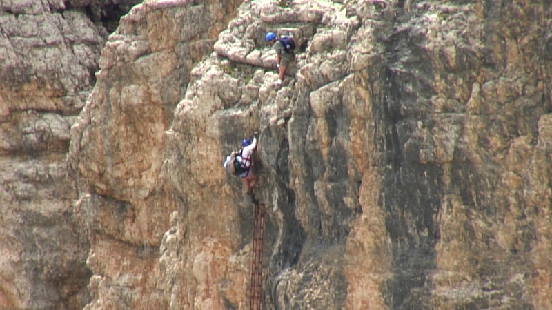 Sella Boèseekofel Klettersteig überhängende Leiter Schlüsselstelle