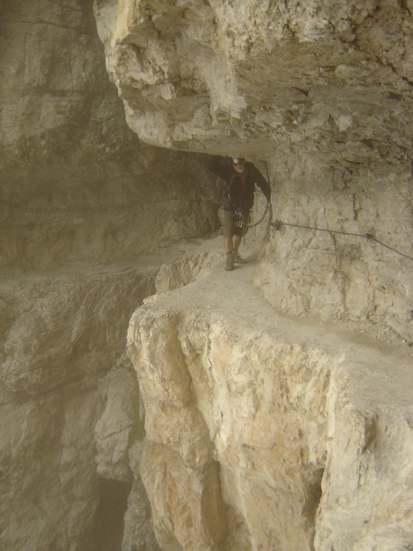 Die berühmteste Passage des Klettersteigs 1000 Meter über dem Abgrund