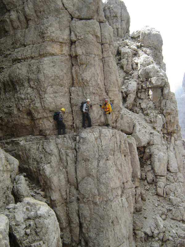 Finale Passage des Klettersteigs wieder auf Felsbändern