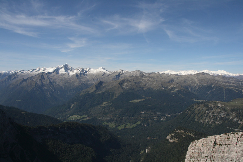 Panorama mit Schnee bedeckten Adamello-Gipfeln