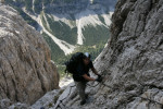 Sebastian beim Erklimmen der Felswand